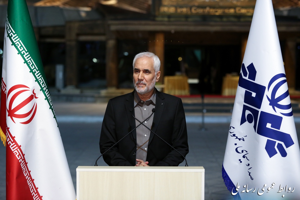 از رسانه خواهش می‌کنم تند و تیزترین انتقادها را از من داشته باشد