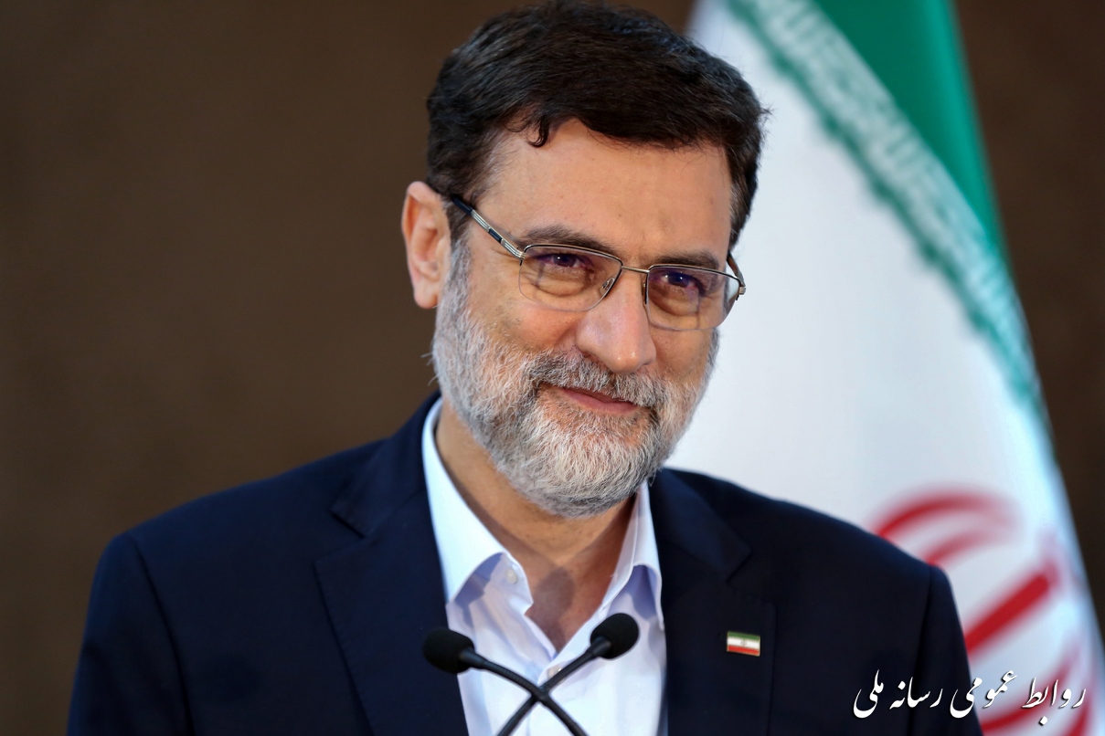 قاضی زاده‌هاشمی در ساختمان تولید
