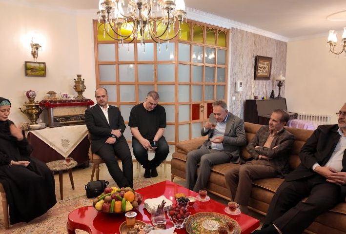 عیادت معاون صدای رسانه ملی از گوینده رادیو تهران