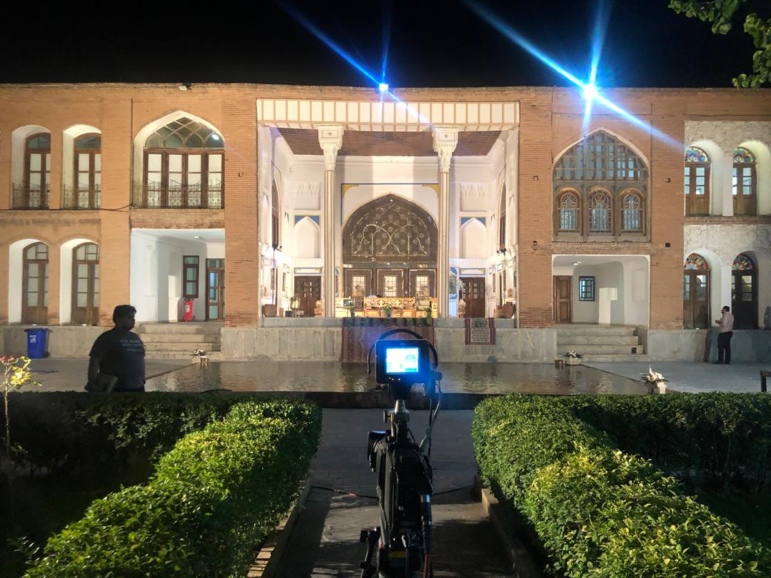 شب فیروزه‌ای در عمارت خانه کرد